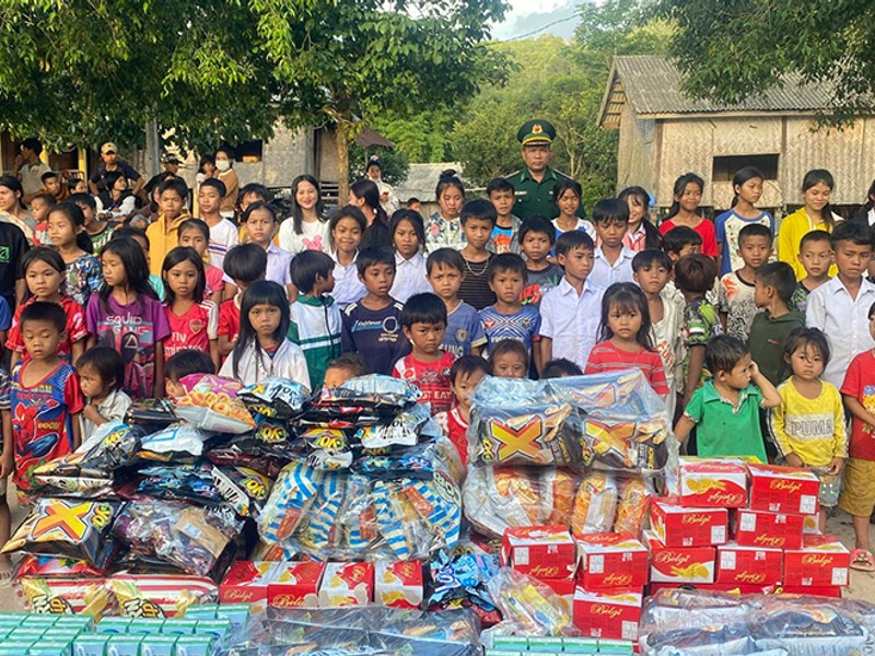 Hình ảnh gia đình và bạn bè hỗ trợ người thân