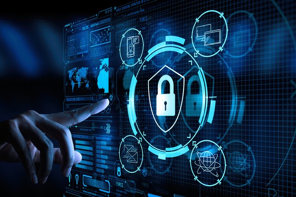 Hình ảnh một người lớn đang bảo vệ trẻ em khỏi màn hình máy tính có nội dung cờ bạc